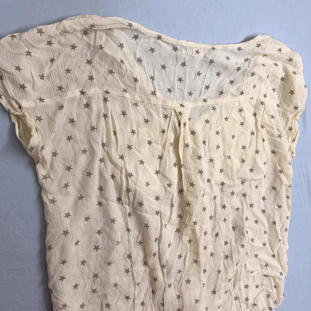 Maurices Cream Star Print‎ Button Front Short Sleeve Blouse Women's Size S